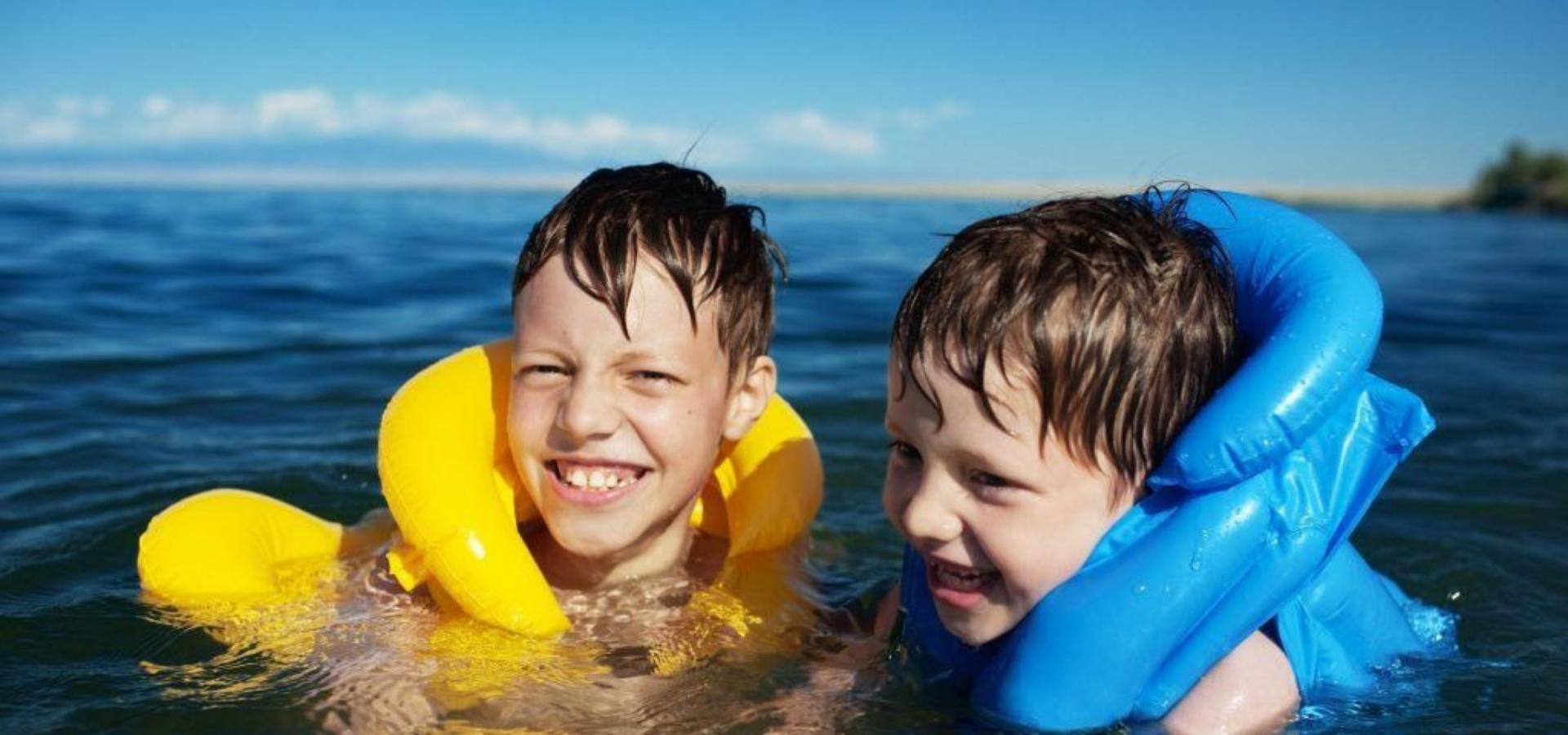 Купаться м. Дети воды. Безопастное купания детей. Дети летом на воде. Купание в водоемах.