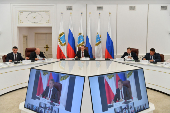 Губернатор Роман Бусаргин провел постоянно действующее совещание с зампредами и министрами Правительства области.